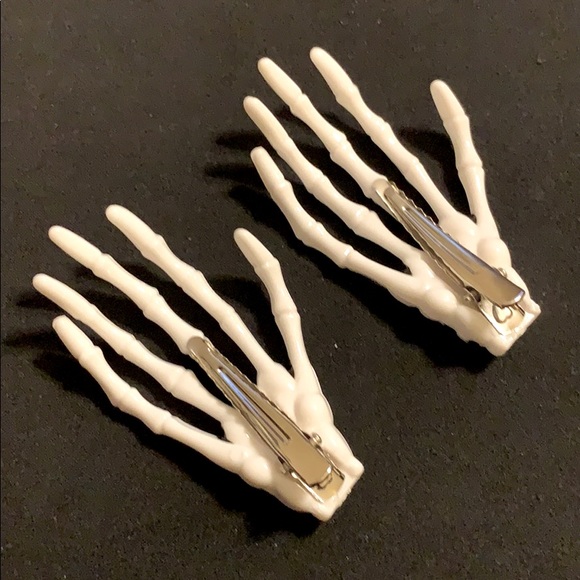 1 pair of skeletal hands hair clips - Picture 6 of 6